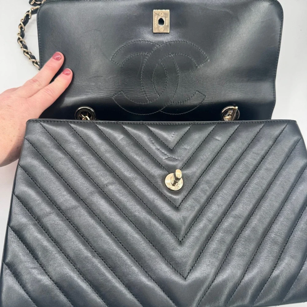 Chanel Trendy CC Chevron Lambskin Black‎ Gold Medium Top Handle Bag Series 25